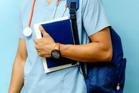 重压下的医学生频频崩溃，“规培”制度有解吗？图片