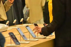 iPhone夜间会自动关机？苹果客服回应：手机没有此功能图片
