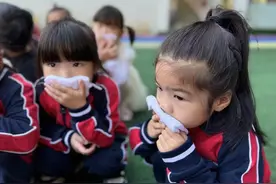 呜......这是什么声音？原来是幼儿园在消防演练图片