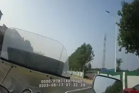 大姨，您别急，我去撵上那辆车！图片