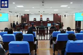 有人炒股大赚1042万，竟是靠他！湖北省原副省长曹广晶受贿、泄露内幕信息案一审开庭图片