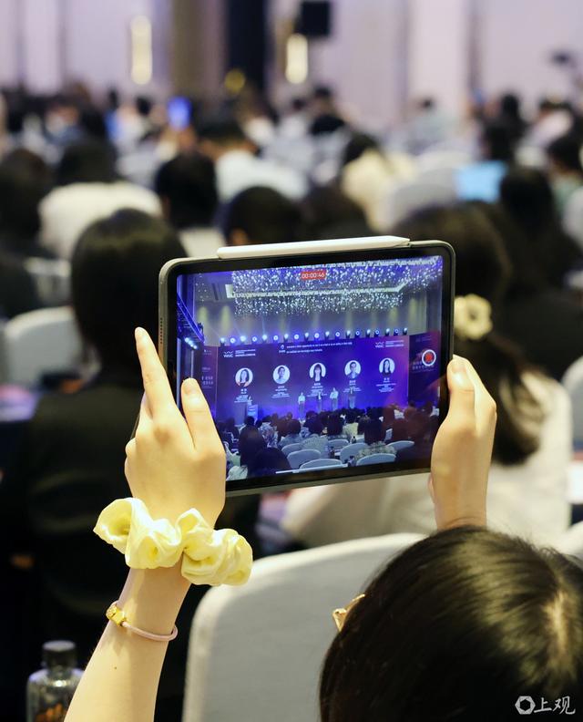 城事｜现身人工智能大会，王兴兴连说“我现在好忙，后面事好多”