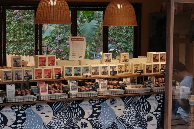 昆明最新网红打卡点！木质窗棂配拿铁香，翠湖边百年老街→浪漫咖啡长廊，拍照攻略来了！