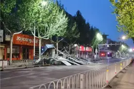 河南大风肆虐：商店冰柜凌晨被吹走，市民客厅落地窗整个被刮走图片