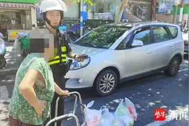 儿孙从外地来宁团聚，老太太出门买菜累坐路边图片