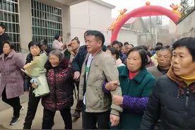 湖南被拐聋哑男子回家了：手语老师翻译寻亲视频，与弟弟见面相拥而泣图片