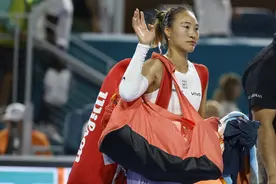 （体育）网球——WTA1000迈阿密站：郑钦文不敌萨巴伦卡图片