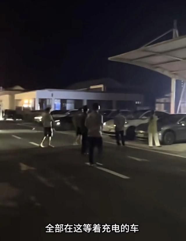 全是人！西湖一天涌入44万人，故宫、九寨沟等约满售罄！高速上14小时挪200公里，有人睡一觉还在原地，有电车车主排队4小时充电