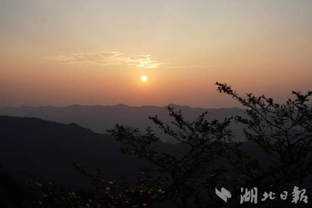 咸丰大团坝云海日出吸引游客拍照打卡