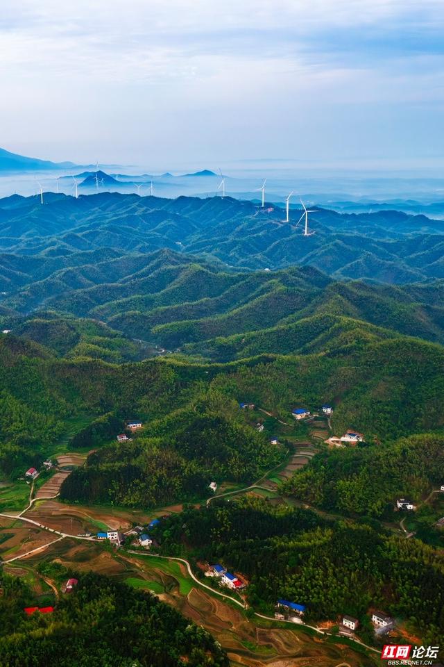 欢庆时刻丨湘潭白石镇：鎏金晨光漫群峰，山河故乡寄深情