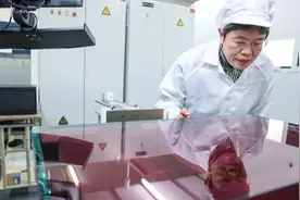 创新研发范式 助力产业攻关——胡丽丽研究员率队搭建“AI for 特种玻璃”研发平台｜产业创新动态图片