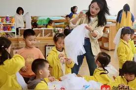 一张张亲子照热传社区网格群，居民留言：笑着笑着就哭了图片