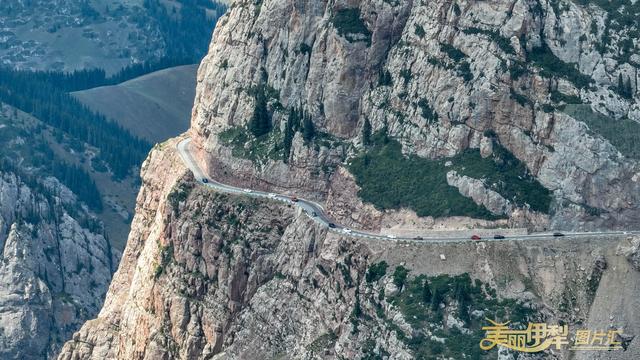 日均8500辆次自驾车畅游伊昭公路  游客尽享途中奇美风光