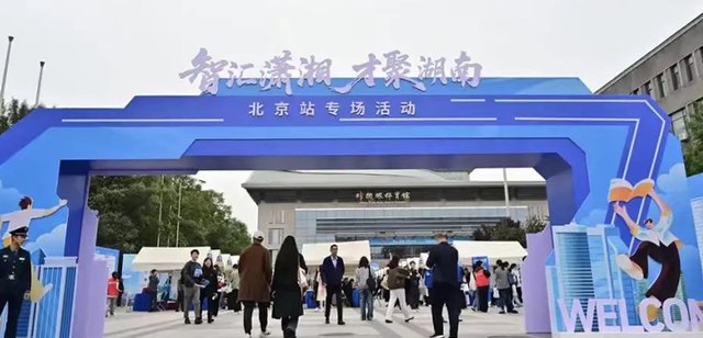 苹果公司 CEO库克现身抖音直播间带货