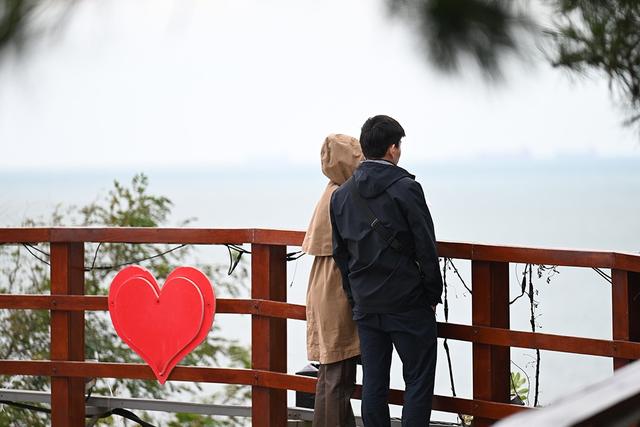 秋日青岛燕儿岛山公园景色浪漫，成情侣定格爱情热门打卡地