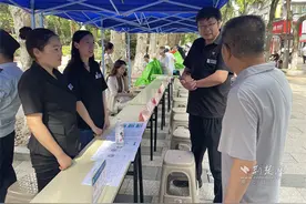 武昌区水果湖街道：“政无忧”小分队进社区 政务服务“零距离”图片