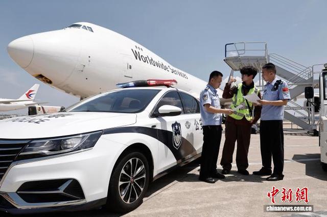 机坪最高温近60℃ 上海机场人辛勤坚守保障旅客顺畅出行