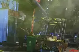 乐山一餐饮店员工当街舀潲水油被拍，老板称用于喂鸡 相关部门介入调查图片