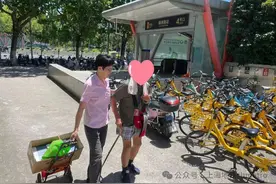 细心之举帮助耄耋老人安心到家｜乘客身体不适 车站陪护救助图片