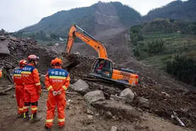 新华全媒+｜救灾第三天 四川筠连山体滑坡救援加力图片