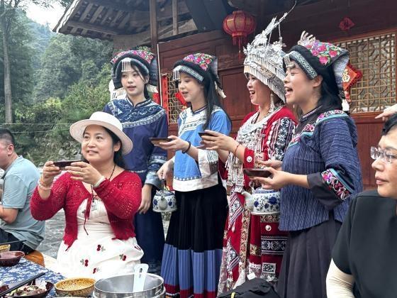 沅陵借母溪景区：溪畔听流水 畅享“森呼吸”