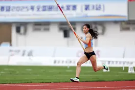 （体育）田径——全国大奖赛第三站：牛春格夺得女子撑杆跳高冠军图片