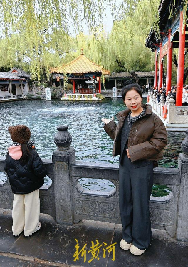 泉城最低温跌破0℃ 游客寒风中赏“趵突腾空”胜景