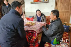 蓝山：欧阳文东走访慰问困难党员和困难群众图片