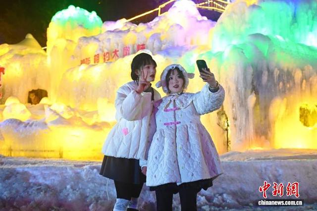 积石山大墩峡景区震后焕新：冰雪盛宴启幕 观冰瀑赏冰灯