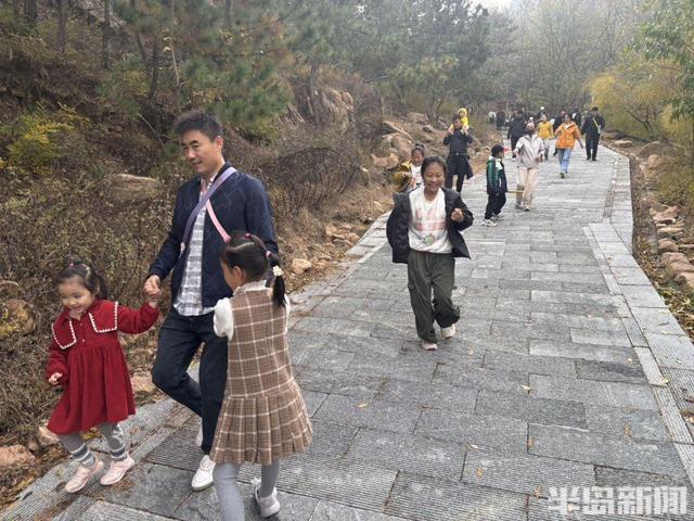 登山路上，秋意十足