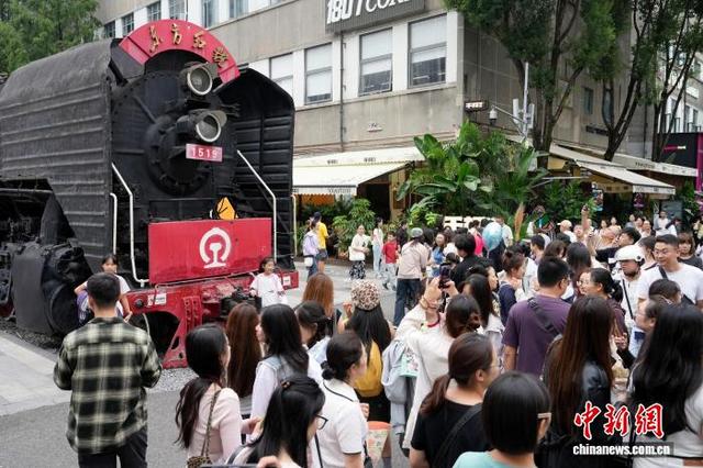 国庆假期游客打卡成都网红街区