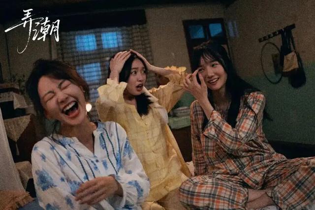 向千亿目标冲刺的微短剧，正上演“双城争霸”