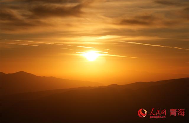 青海同宝山：日出美景引客来