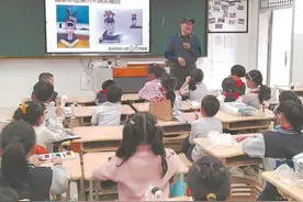 “非遗木偶进校园” 漳州市实验小学的同学们学习木偶头雕刻图片