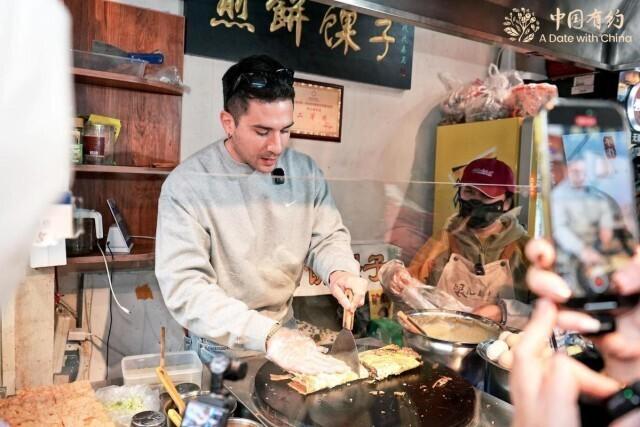 古韵味+新场景 外国朋友走进“津门故里”感受老街的焕新魅力