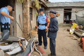 吓人！白蛇三次“造访”居民家图片