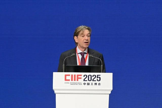 活动 | 亮相工博会开幕式，2025福布斯中国新智奖评选宣告启动