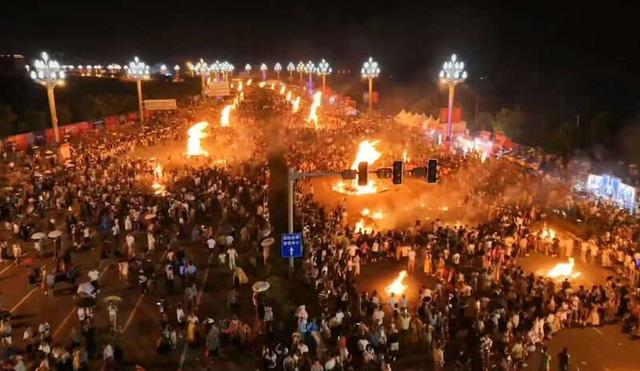 多图直击2025凉山火把节：24.5万人“执火”狂欢