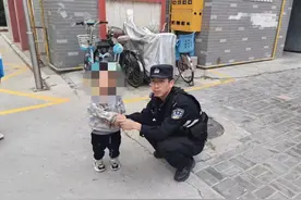 【媒体看公安】3岁萌娃街头不慎走失，民警暖心帮其找到家人图片