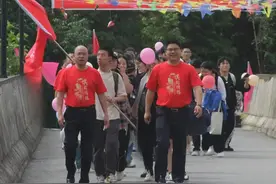 万人欢送！达州各地高考学子豪情出征……图片