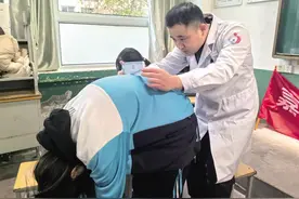 孩子坐姿不正，当心患上脊柱侧弯，专家提醒：定期筛查、及时干预，让孩子挺直腰板图片