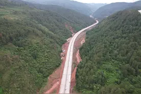 西昭高速公路首座特大桥梁体架设完成图片