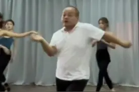 男子教拉丁舞，动作“丝滑”，让人目不转睛。网友：转身动作好潇洒！图片