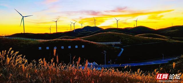 【每日一图@湖南】月夜风车与霞光云海同框？初冬的桂东万洋山做到了