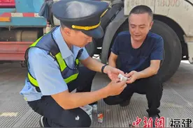 司机手指被铁架割伤出血 高速执法紧急救助图片