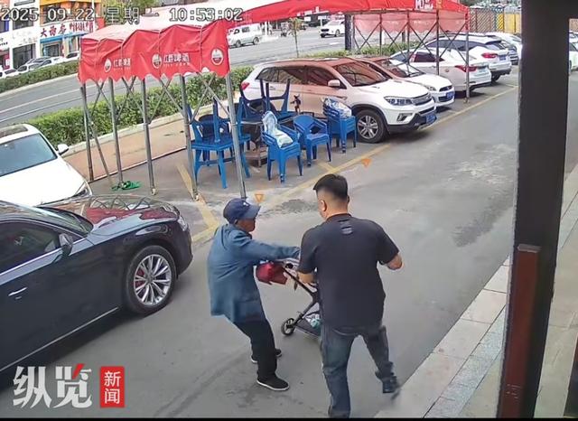 饭店老板出手扶住将要摔倒的老人