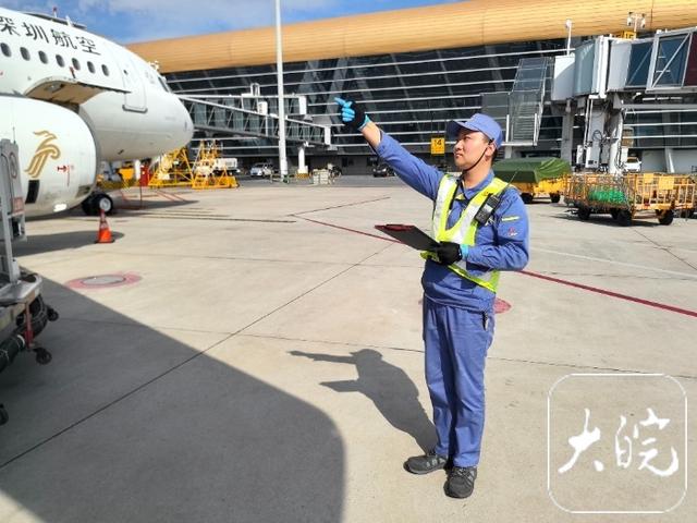 高温下的劳动者丨他在“铁板烧”上为飞机加油 安全帽能倒出半杯汗