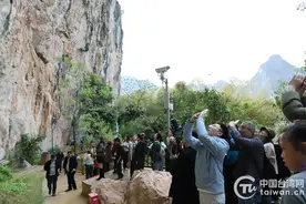 崖壁上的千年文明 两岸媒体探秘广西花山岩画图片