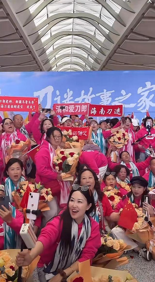各地刀迷齐聚乌鲁木齐应援刀郎