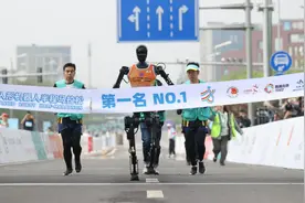 机器人跑马拉松，每一次踉跄跌倒都积蓄进步力量 | 新京报评论图片
